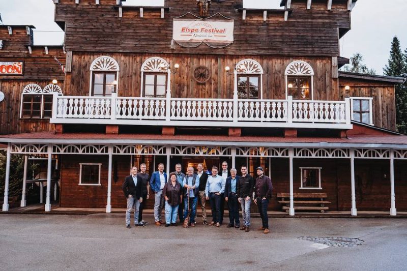 Einige Mitglieder des Mescalero e.V. trafen sich anlässlich des Jubiläums im September 2019 in Elspe: v.l.n.r.: Nicolas Finke, Jonas Remmert, Ulrich Neumann, Irmgard Elhachoumi, Michael Kunz, Rolf Dernen, Marko Brock, Torsten Greis, Torben Schumacher, Henning Franke, Sven Margref, Christoph Alexander Schmidberger