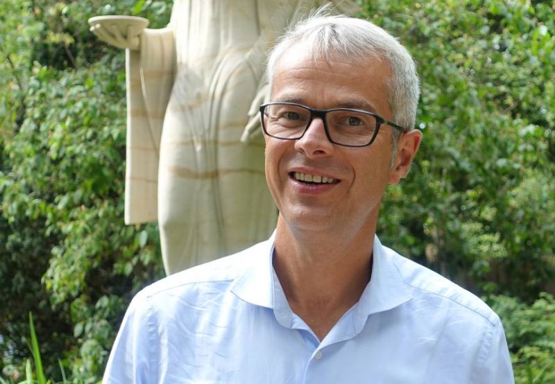 Christian Wacker (im Hintergrund: ein Teil des umstrittenen Brunnenengels im Museumsgarten)