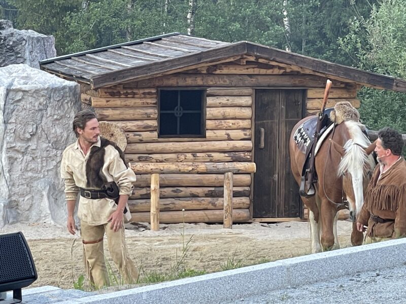 Vater und Sohn: Ulf Gerspacher als Bärenjäger (rechts) und Alexander Milz als Martin Baumann