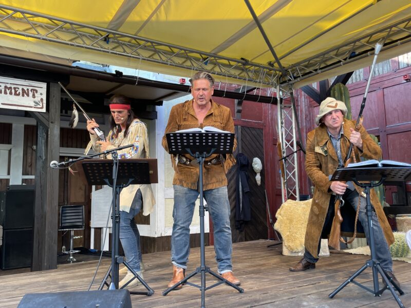 "Winnetou" Sascha Hödl, "Old Shatterhand" Joshy Peters und "Sam Hawkens" Jogi Kaiser bei der Premiere des Live-Hörspiels "Winnetou und das Gold der Rocky Mountains"