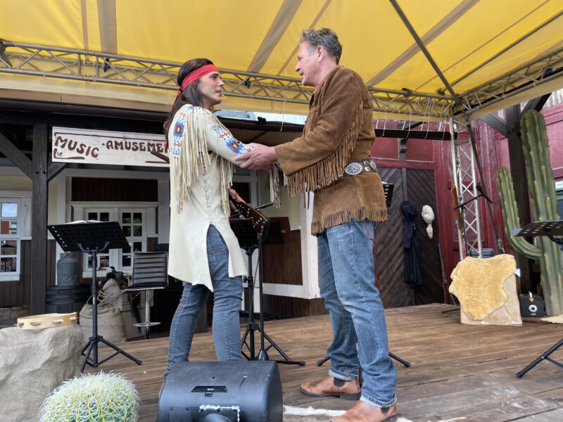 "Winnetou" Sascha Hödl und "Old Shatterhand" Joshy Peters bei der Premiere des Live-Hörspiels "Winnetou und das Gold der Rocky Mountains"