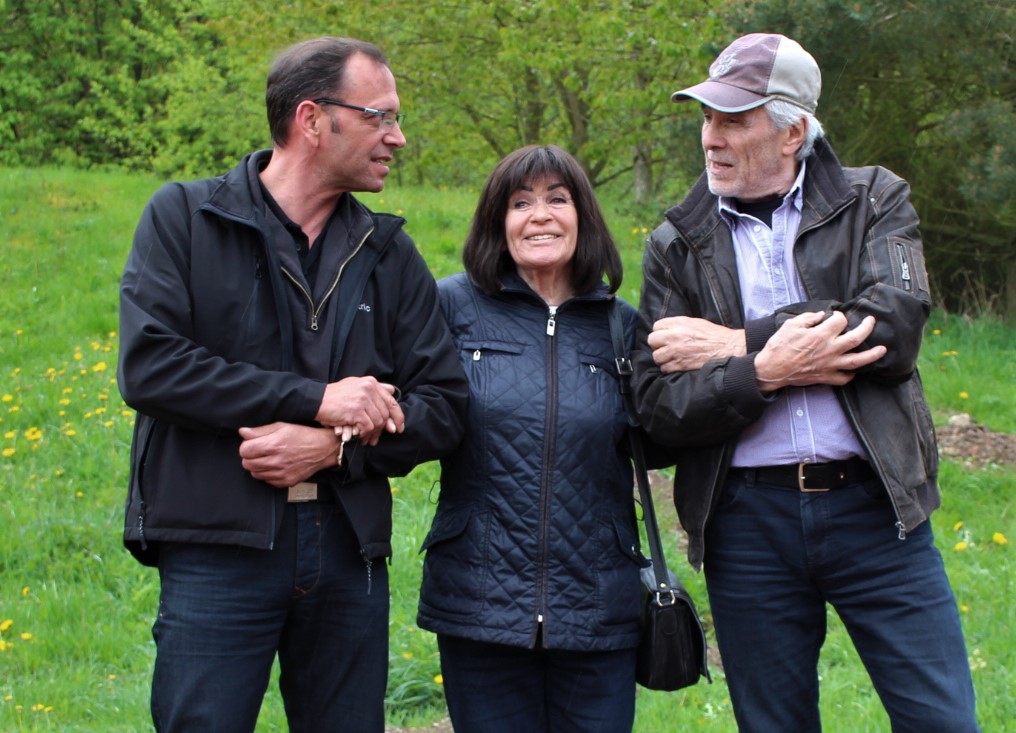 Marie Versini im Frühjahr 2019 mit Gojk Mitic und dem Mörschieder Winnetou Eric Nisius.